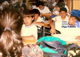 Estudiantes de enseñanza básica en aula